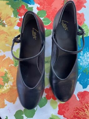Leo’s black 8W character/dance shoes